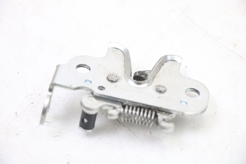 photo de SERRURE DE SELLE PEUGEOT KISBEE 4T 50 (2018 - 2022) - Autre angle de vue