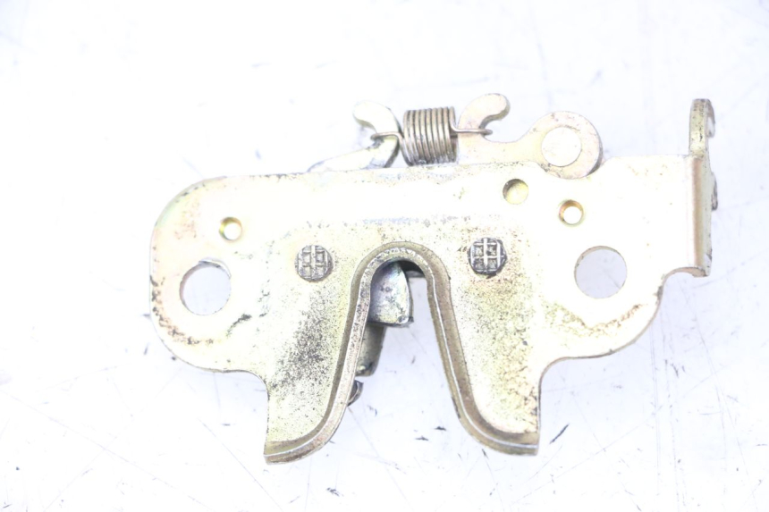 photo de SERRURE DE SELLE PEUGEOT KISBEE 4T 50 (2010 - 2017) - Zoom état d’usage