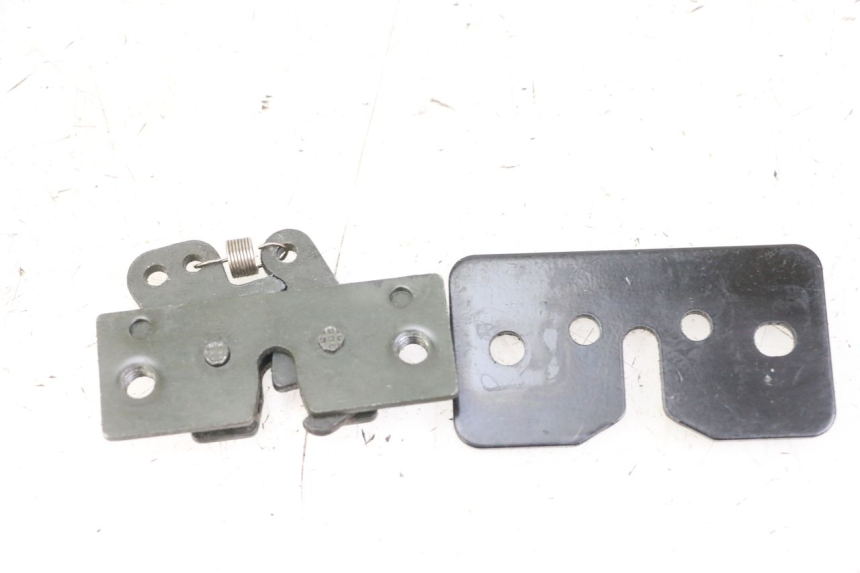 photo de SERRURE DE SELLE PEUGEOT SATELIS 125 (2013 - 2018) - Zoom état d’usage