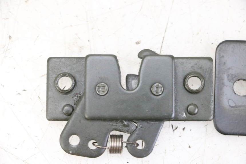 photo de SERRURE DE SELLE PEUGEOT SATELIS 125 (2013 - 2018) - Autre angle de vue