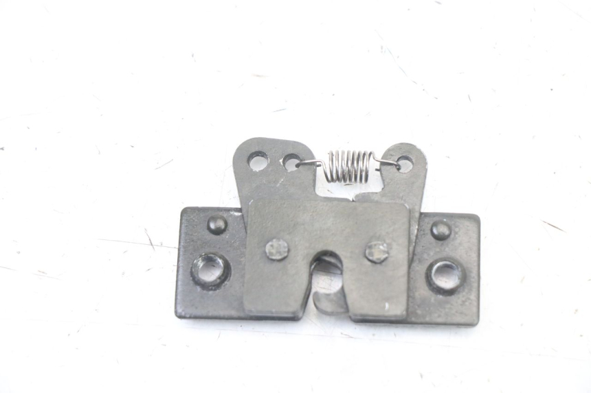 photo de SERRURE DE SELLE PEUGEOT SATELIS COMPRESSOR K15 125 (2006 - 2009) - Détail de la pièce