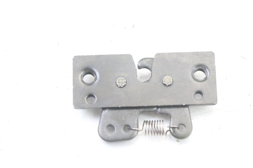 photo de SERRURE DE SELLE PEUGEOT SATELIS COMPRESSOR K15 125 (2006 - 2009) - Autre angle de vue