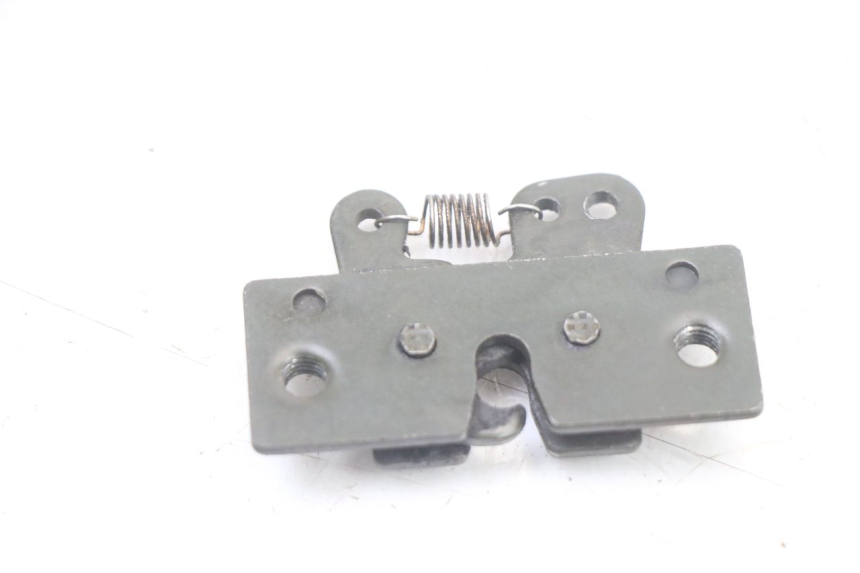 photo de SERRURE DE SELLE PEUGEOT TREKKER TKR 50 (2005 - 2014) - Zoom état d’usage