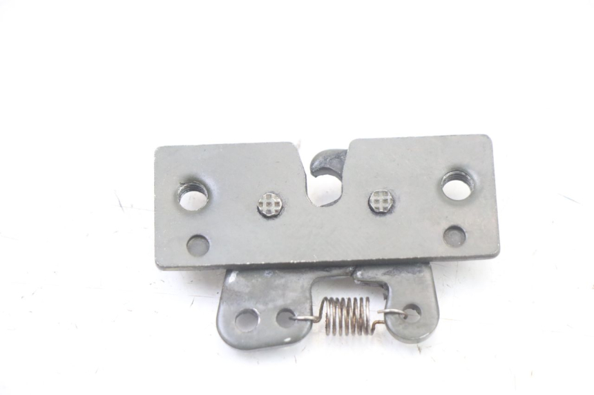 photo de SERRURE DE SELLE PEUGEOT TREKKER TKR 50 (2005 - 2014) - Autre angle de vue