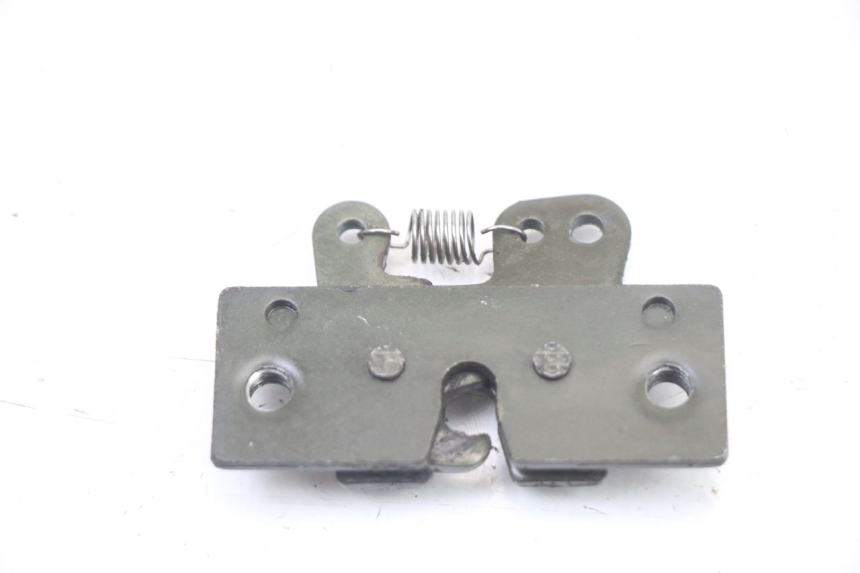 photo de SERRURE DE SELLE PEUGEOT TREKKER TKR 50 (2005 - 2014) - Zoom état d’usage