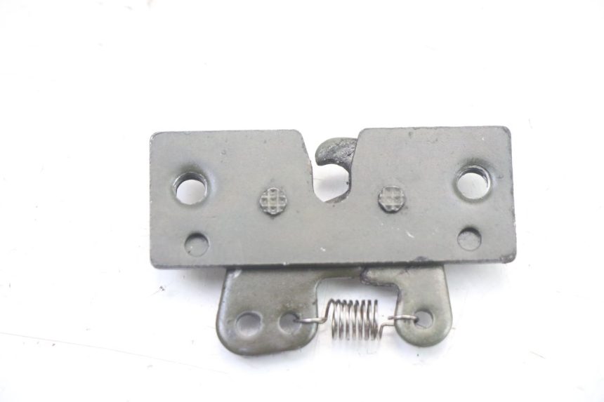 photo de SERRURE DE SELLE PEUGEOT TREKKER TKR 50 (2005 - 2014) - Autre angle de vue