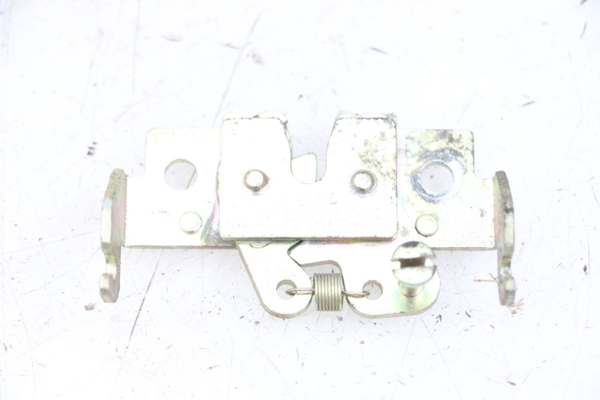 photo de SERRURE DE SELLE PEUGEOT VIVACITY 125 (2010 - 2017) - Zoom état d’usage