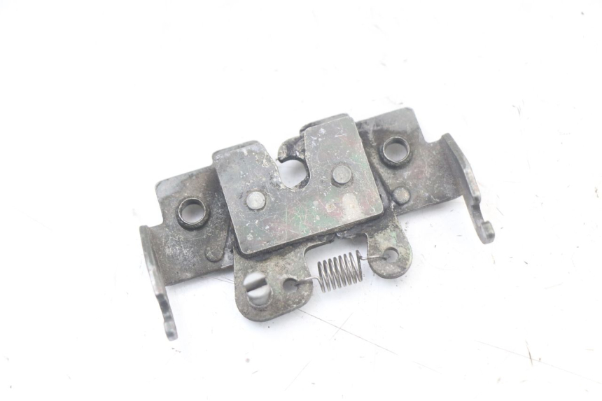 photo de SERRURE DE SELLE PIAGGIO BEVERLY 125 (1998 - 2005) - Détail de la pièce