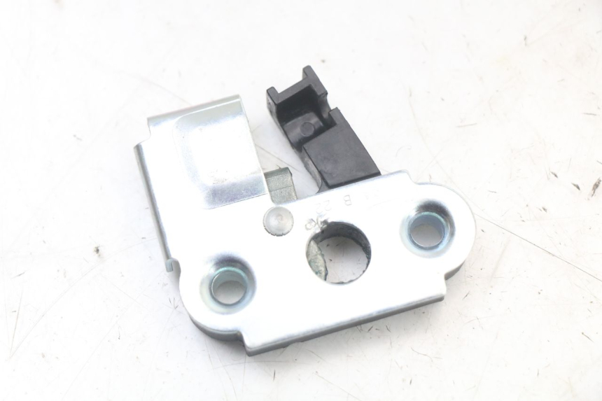 photo de SERRURE DE SELLE ROYAL ENFIELD SCRAM 411 (2022 - 2024) - Zoom état d’usage