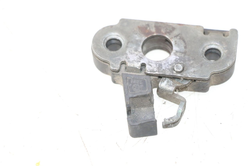 photo de SERRURE DE SELLE MZ RT 125 (2000 - 2008) - Gros plan technique