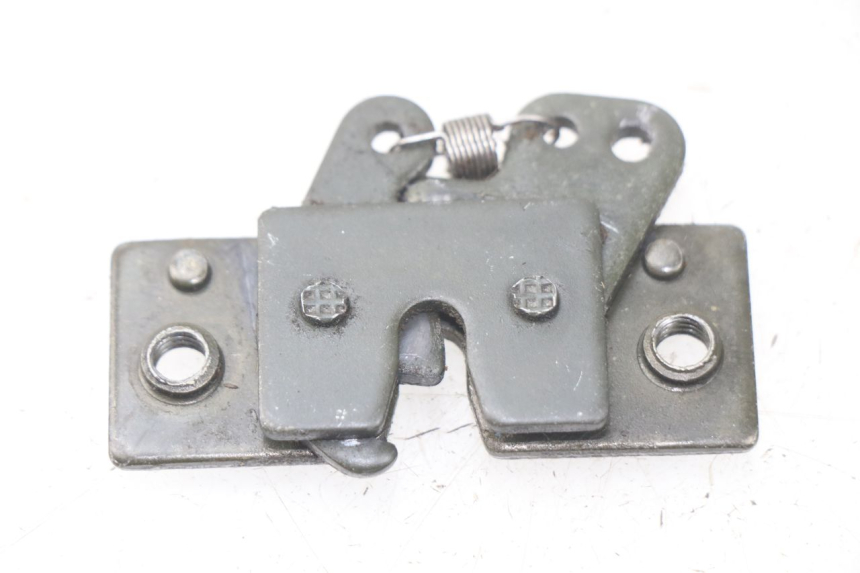 photo de SERRURE DE SELLE PEUGEOT SATELIS 125 (2013 - 2018) - Détail de la pièce