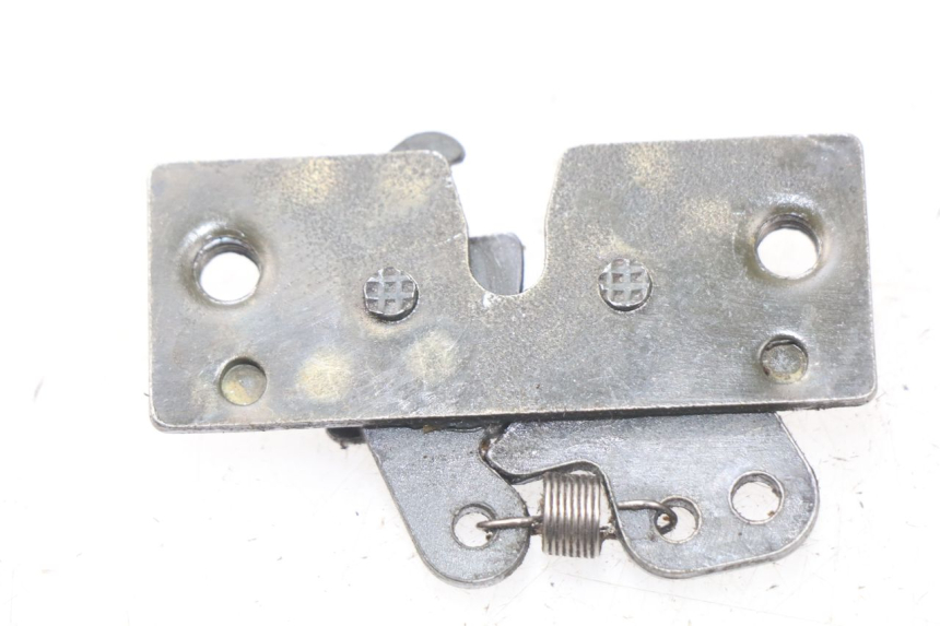 photo de SERRURE DE SELLE PEUGEOT SATELIS 125 (2013 - 2018) - Zoom état d’usage