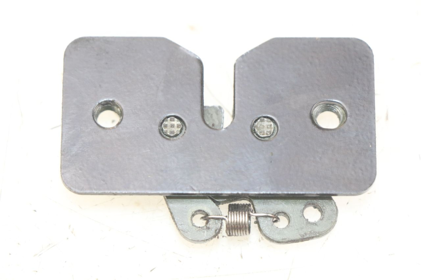 photo de SERRURE DE SELLE PEUGEOT SATELIS 125 (2010 - 2012) - Zoom état d’usage