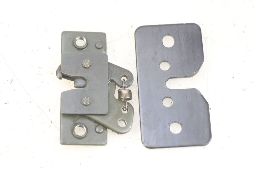 photo de SERRURE DE SELLE PEUGEOT SATELIS 125 (2010 - 2012) - Zoom état d’usage