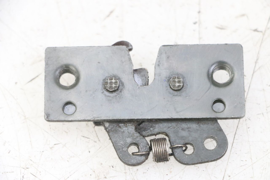 photo de SERRURE DE SELLE PEUGEOT SATELIS 125 (2013 - 2018) - Zoom état d’usage