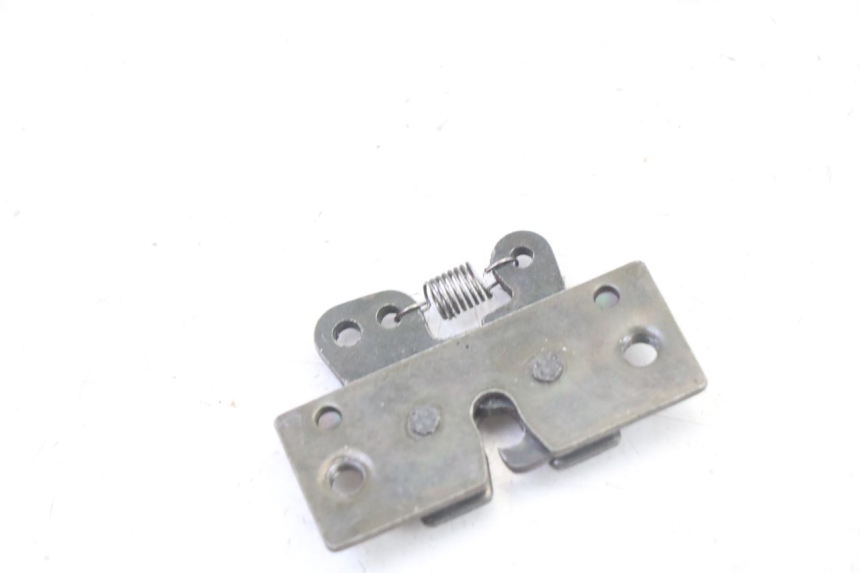 photo de SERRURE DE SELLE PEUGEOT SATELIS 125 (2013 - 2018) - Zoom état d’usage