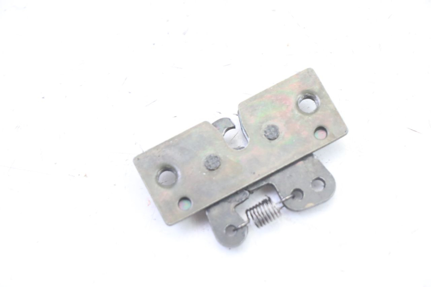 photo de SERRURE DE SELLE PEUGEOT SATELIS 125 (2013 - 2018) - Autre angle de vue