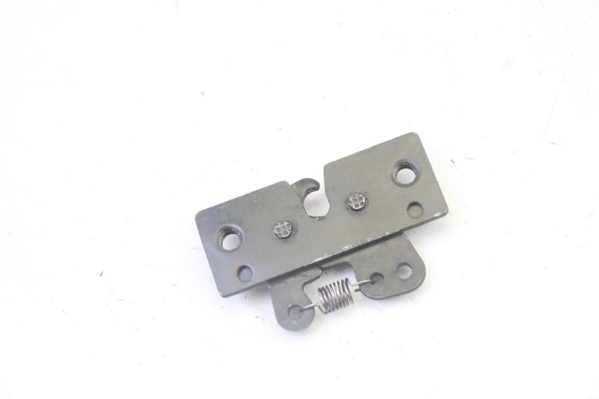 photo de SERRURE DE SELLE PEUGEOT SATELIS 125 (2013 - 2018) - Zoom état d’usage