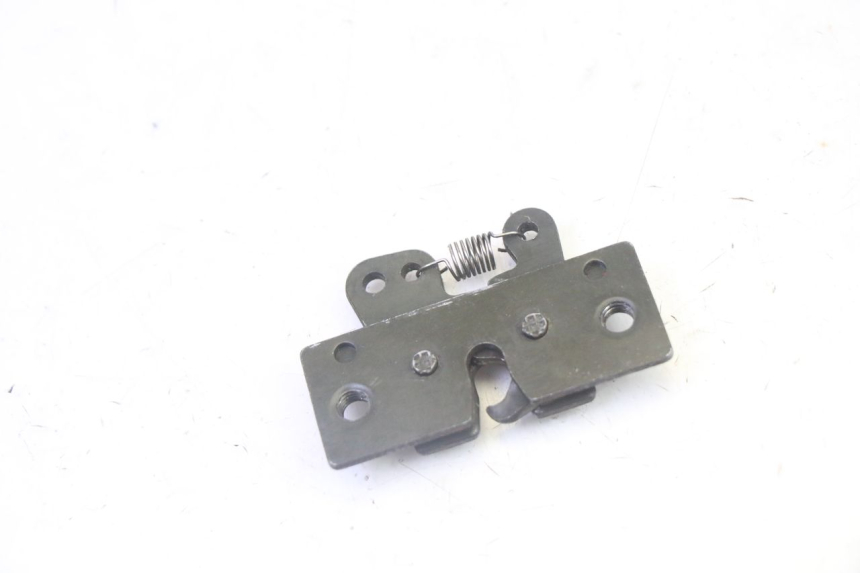 photo de SERRURE DE SELLE PEUGEOT SATELIS 125 (2013 - 2018) - Autre angle de vue