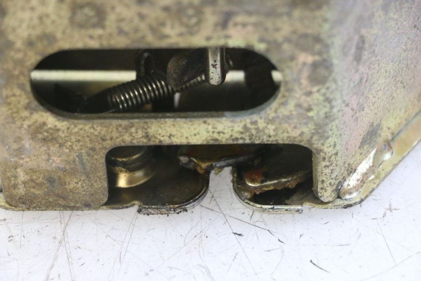 photo de SERRURE DE SELLE HONDA SCV LEAD 100 (2003 - 2007) - Zoom état d’usage