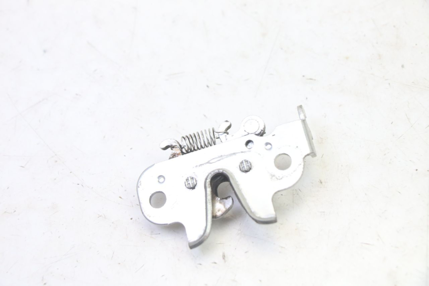 photo de SERRURE DE SELLE PEUGEOT STREETZONE I 2T 50 (2018 - 2020) - Zoom état d’usage