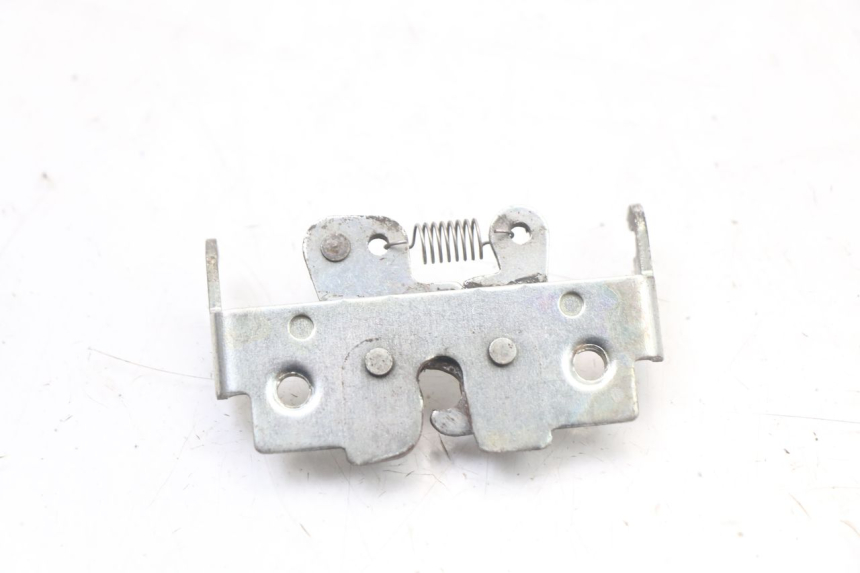 photo de SERRURE DE SELLE SUZUKI BURGMAN 125 (2007 - 2014) - Zoom état d’usage