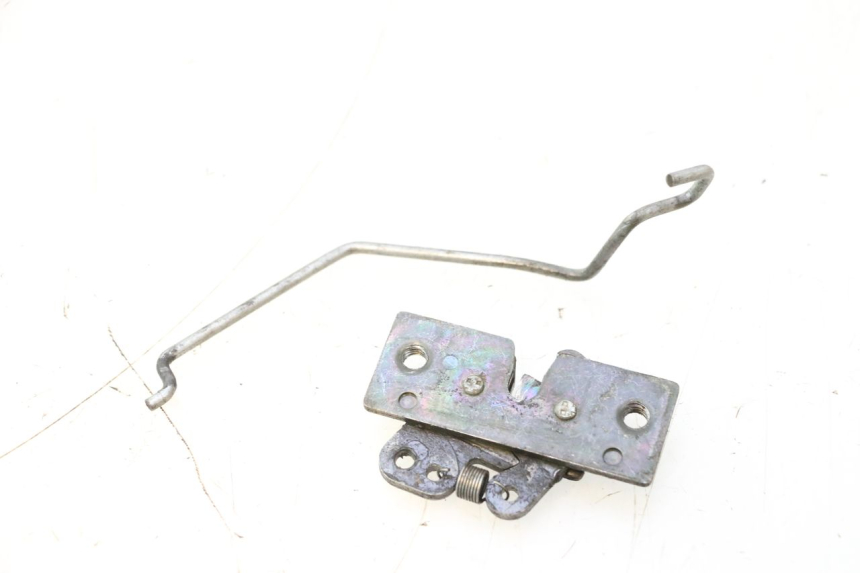 photo de SERRURE DE SELLE PEUGEOT TREKKER 50 (1995 - 2004) - Zoom état d’usage