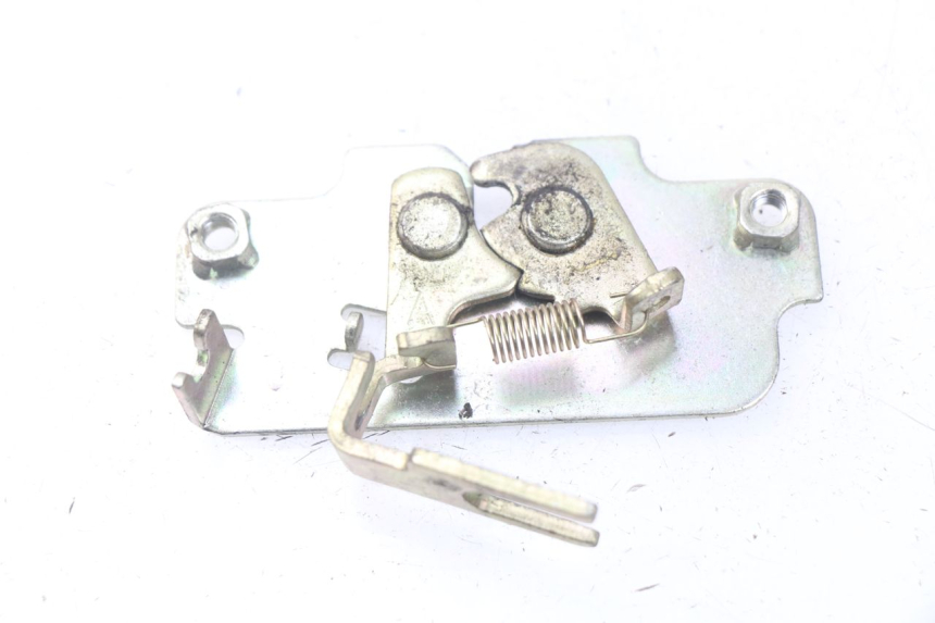 photo de SERRURE DE SELLE PEUGEOT TWEET 125 (2010 - 2017) - Détail de la pièce