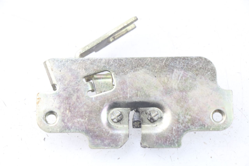 photo de SERRURE DE SELLE PEUGEOT TWEET 125 (2010 - 2017) - Zoom état d’usage