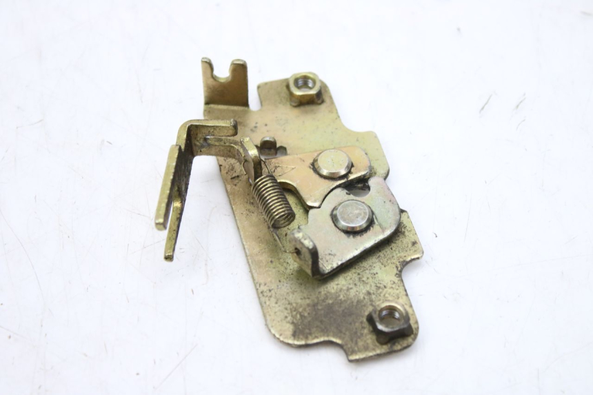 photo de SERRURE DE SELLE PEUGEOT TWEET 125 (2010 - 2017) - Zoom état d’usage