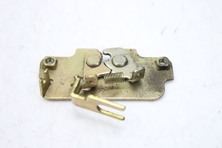 photo de SERRURE DE SELLE PEUGEOT TWEET 125 (2010 - 2017) - Gros plan technique