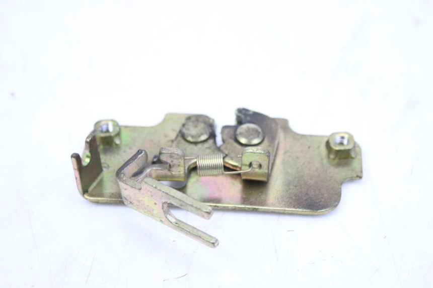 photo de SERRURE DE SELLE PEUGEOT TWEET 125 (2010 - 2017) - Zoom état d’usage