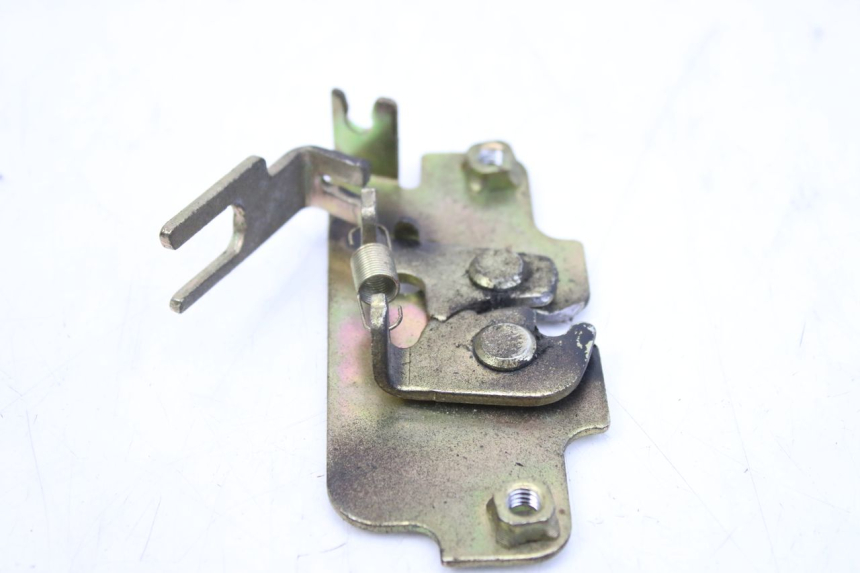 photo de SERRURE DE SELLE PEUGEOT TWEET 125 (2010 - 2017) - Autre angle de vue