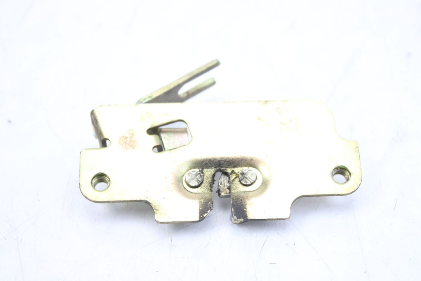 photo de SERRURE DE SELLE PEUGEOT TWEET 125 (2010 - 2017) - Gros plan technique