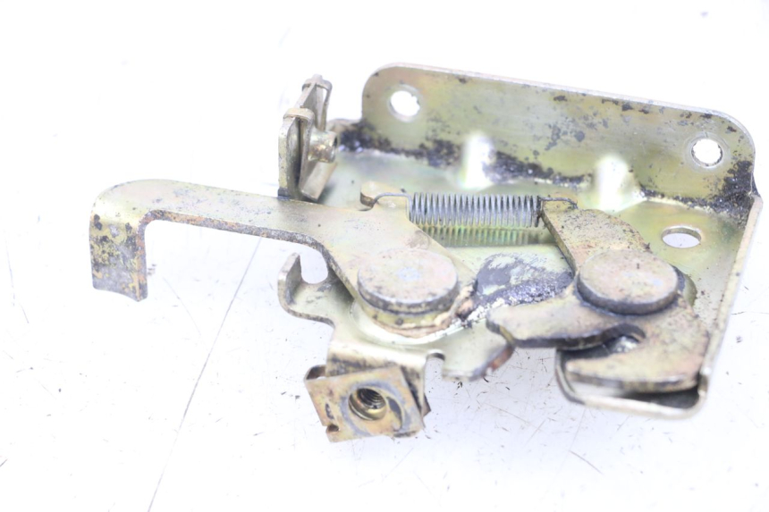 photo de SERRURE DE SELLE PIAGGIO TYPHOON 80 (1994 - 1997) - Zoom état d’usage