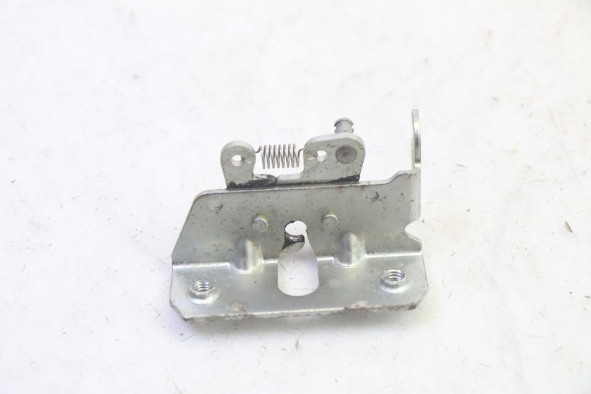 photo de SERRURE DE SELLE YAMAHA TZR 50 (2008 - 2016) - Zoom état d’usage