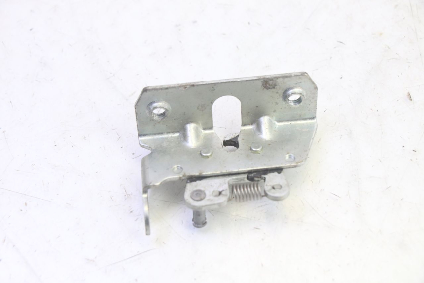 photo de SERRURE DE SELLE YAMAHA TZR 50 (2008 - 2016) - Autre angle de vue