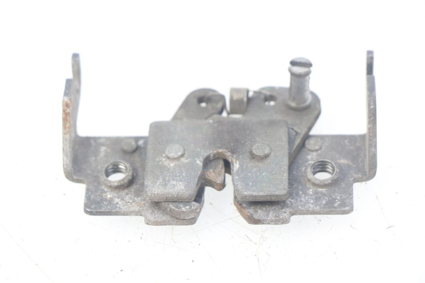 photo de SERRURE DE SELLE SUZUKI UH BURGMAN 125 (2002 - 2006) - Détail de la pièce