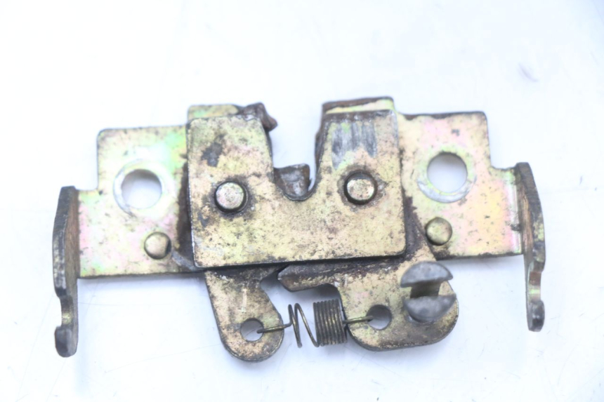 photo de SERRURE DE SELLE PEUGEOT VIVACITY NEW 4T 50 (2008 - 2017) - Zoom état d’usage