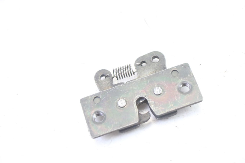 photo de SERRURE DE SELLE PEUGEOT VIVACITY 50 (2004 - 2009) - Zoom état d’usage