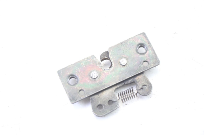 photo de SERRURE DE SELLE PEUGEOT VIVACITY 50 (2004 - 2009) - Autre angle de vue