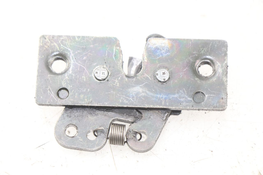 photo de SERRURE DE SELLE PEUGEOT VIVACITY 100 (1999 - 2008) - Zoom état d’usage