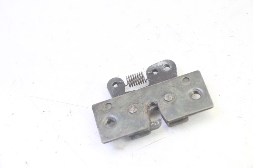 photo de SERRURE DE SELLE PEUGEOT VIVACITY 100 (1999 - 2008) - Zoom état d’usage