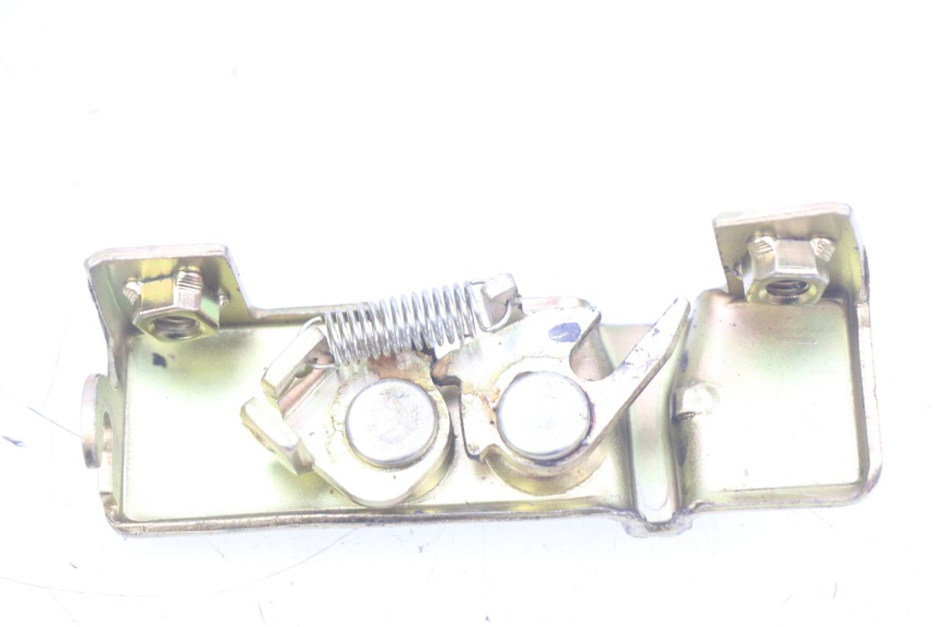 photo de SERRURE DE SELLE DAELIM VJ ROADWIN FI 125 (2008 - 2017) - Gros plan technique