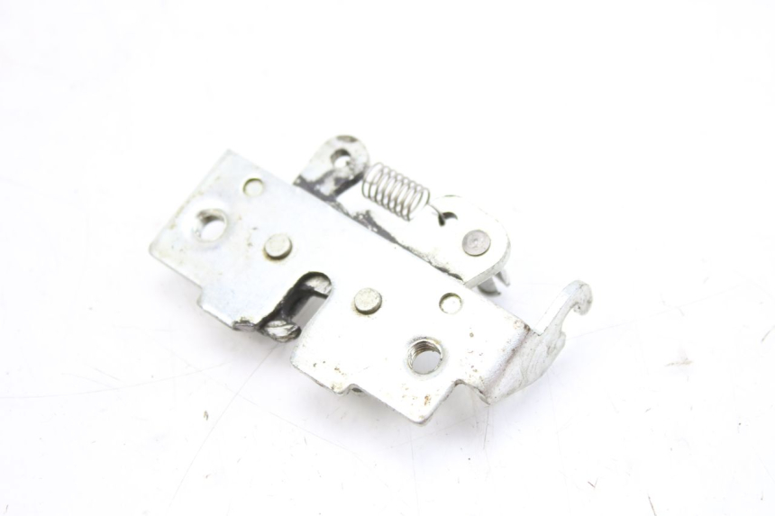 photo de SERRURE DE SELLE YAMAHA XMAX X-MAX 125 (2006 - 2009) - Gros plan technique