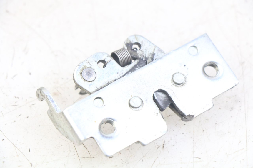 photo de SERRURE DE SELLE YAMAHA XMAX X-MAX 125 (2006 - 2009) - Zoom état d’usage