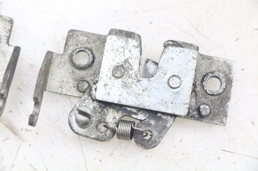 photo de SERRURE DE SELLE YAMAHA X-MAX XMAX 250 (2006 - 2009) - Autre angle de vue