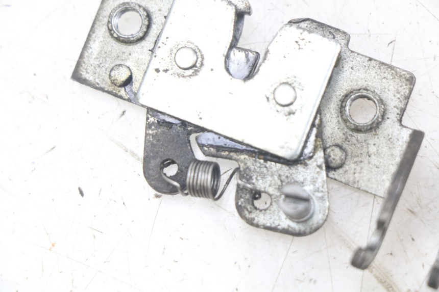 photo de SERRURE DE SELLE YAMAHA X-MAX XMAX 250 (2006 - 2009) - Gros plan technique