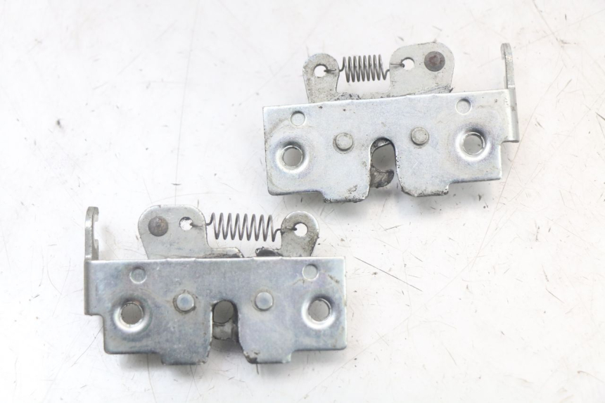 photo de SERRURE DE SELLE YAMAHA XMAX X-MAX 125 (2006 - 2009) - Autre angle de vue