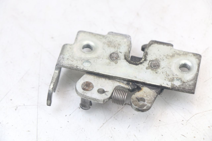 photo de SERRURE DE SELLE YAMAHA XMAX X-MAX 125 (2006 - 2009) - Autre angle de vue